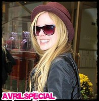 Avril foi flagrada fazendo compras em Upper East Side!